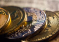 Dólar digital ganha espaço entre novos investidores, que chegam com aporte inicial até 4,5 vezes maior, aponta Mercado Bitcoin