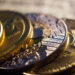 Dólar digital ganha espaço entre novos investidores, que chegam com aporte inicial até 4,5 vezes maior, aponta Mercado Bitcoin
