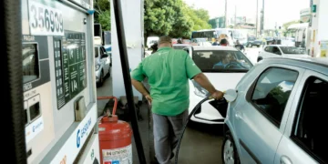 Gasolina comum tem preço médio de R$ 6,94 em Natal, aponta Procon