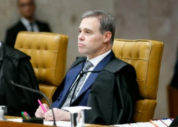 Mensagens revelam encontro entre Vorcaro e Mendonça; ministro diz que atuação foi contrária ao Master