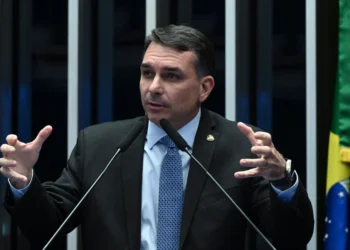 Flávio é investigado em inquérito de Mendonça para apurar financiamento de “Dark Horse”