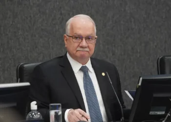 Fachin aguarda explicações de ministros para decidir sobre crise