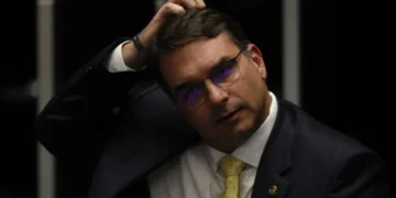 Flávio Bolsonaro se cala sobre festa com prostitutas, Rolex de R$ 300 mil e lobby no STF