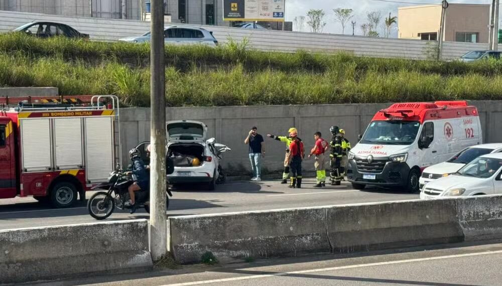 Acidente deixa três pessoas feridas após carro bater em mureta na BR-101, em Parnamirim