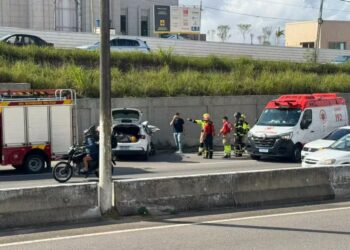 Acidente deixa três pessoas feridas após carro bater em mureta na BR-101, em Parnamirim