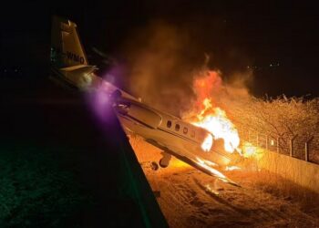 Vídeo mostra avião que levava o cantor Rey Vaqueiro em chamas