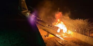 Vídeo mostra avião que levava o cantor Rey Vaqueiro em chamas