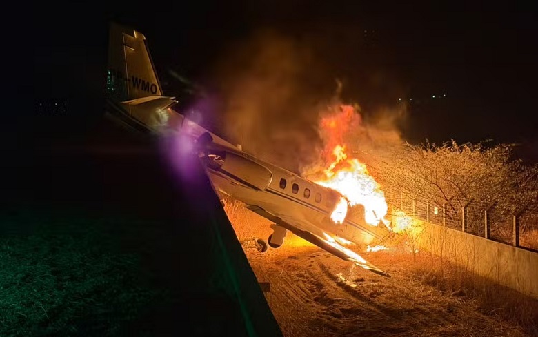 Vídeo mostra avião que levava o cantor Rey Vaqueiro em chamas