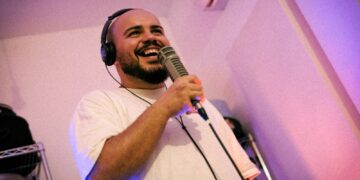 Rompendo com o copia e cola: Emanuismo estreia como rapper com o álbum “Manual de Como Perder Amigos”