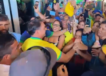 Flávio Bolsonaro desembarca no RN para agenda de campanha e é recebido por apoiadores