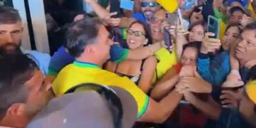Flávio Bolsonaro desembarca no RN para agenda de campanha e é recebido por apoiadores