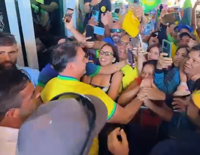 Flávio Bolsonaro desembarca no RN para agenda de campanha e é recebido por apoiadores