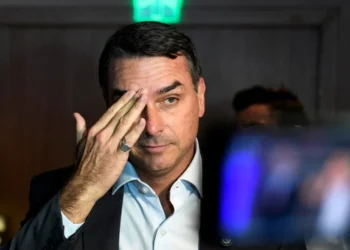 Cara de pau: Flávio negou ligação com Vorcaro; mensagens e repasses o desmentem