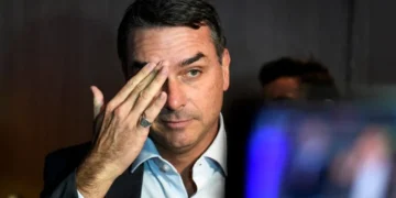 Cara de pau: Flávio negou ligação com Vorcaro; mensagens e repasses o desmentem