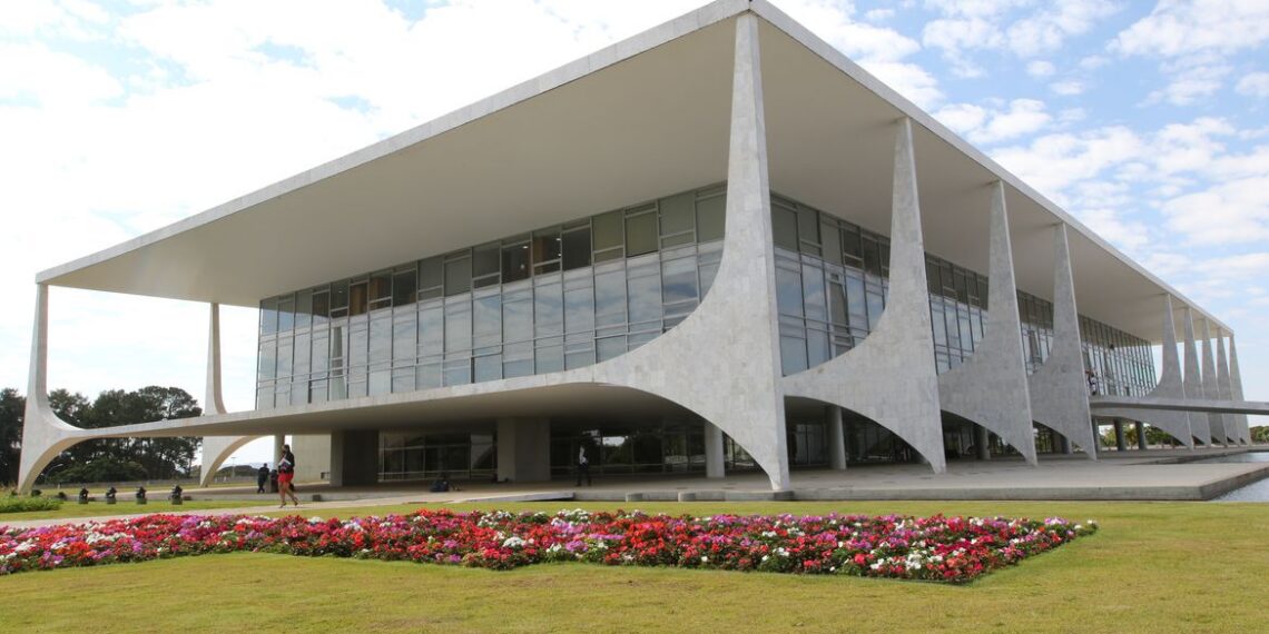 Orçamento de 2027 projeta superávit de R$ 18,6 bilhões e salário mínimo de R$ 1.741
