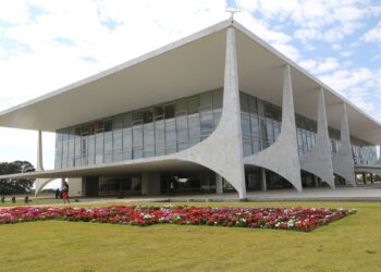 Orçamento de 2027 projeta superávit de R$ 18,6 bilhões e salário mínimo de R$ 1.741