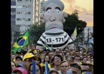Ato contra o Ministro Alexandre de Moraes e Lula reúne manifestantes com “pixuleco” no Largo do Atheneu, em Natal