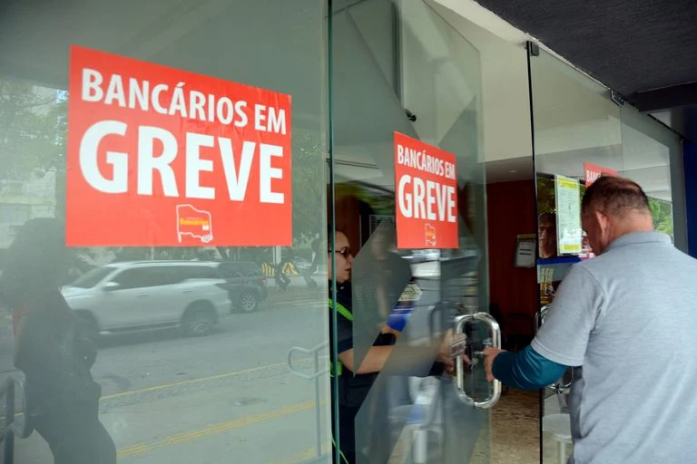 Vídeo: Bancários do RN encerram greve no Banco do Brasil e mantêm paralisação na Caixa