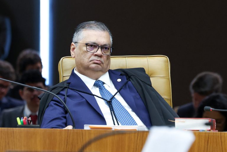 Flávio Dino pede vista e Fachin suspende sessão no STF sem decidir sobre Moraes e Mendonça