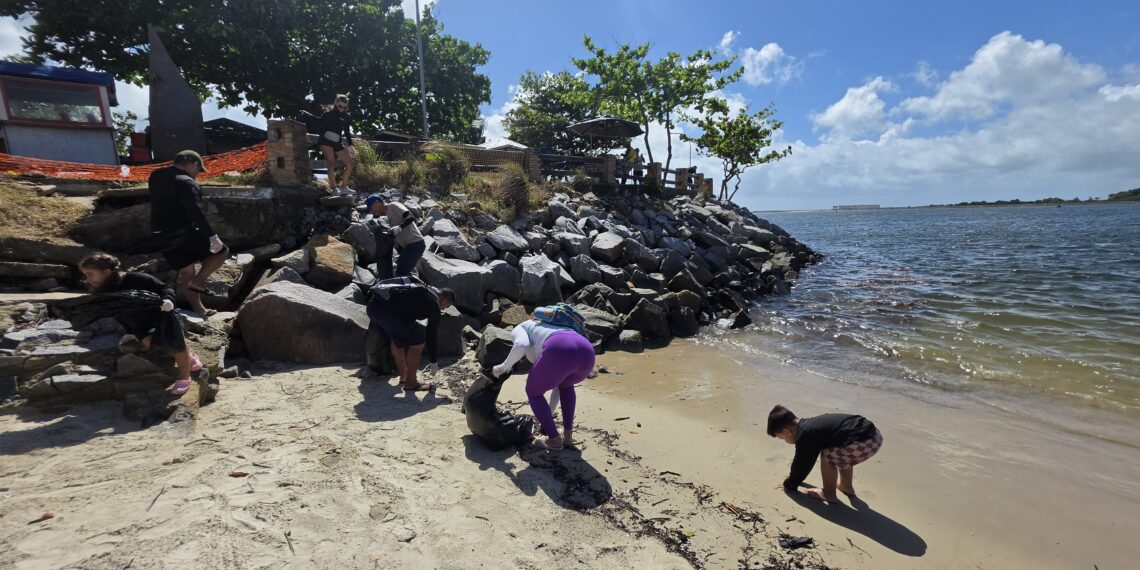 Dia Mundial da Limpeza: mutirão retira cerca de 200 quilos de resíduos da Praia da Redinha