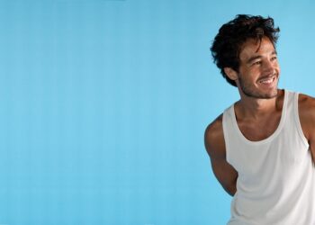 Tiago Iorc celebra os dez anos do sucesso de ´Troco Likes´ com turnê comemorativa