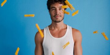 Tiago Iorc celebra os dez anos do sucesso de ´Troco Likes´ com turnê comemorativa