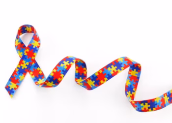 Diagnósticos de autismo crescem, mas ciência ainda busca explicar por quê
