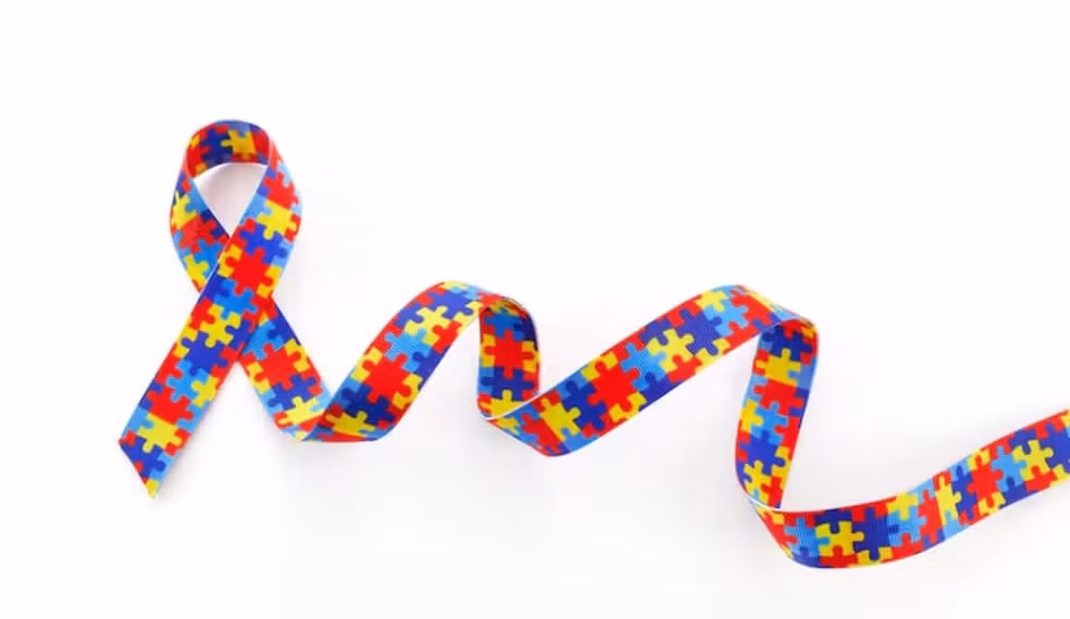 Diagnósticos de autismo crescem, mas ciência ainda busca explicar por quê