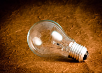 Conta de luz perde cobrança extra em outubro com volta da bandeira verde
