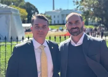 Eduardo e Flávio Bolsonaro pediram reunião com Vorcaro no dia em que ex-deputado anunciou permanência nos EUA