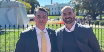 Eduardo e Flávio Bolsonaro pediram reunião com Vorcaro no dia em que ex-deputado anunciou permanência nos EUA