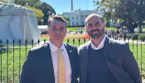 Eduardo e Flávio Bolsonaro pediram reunião com Vorcaro no dia em que ex-deputado anunciou permanência nos EUA