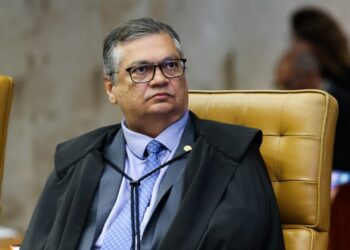 Dino suspende ordem, reintegra chefe da PF e cita encontro de Mendonça com Vorcaro