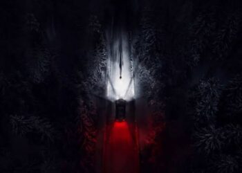 Resident Evil aposta num terror cômico com elementos singulares do jogo