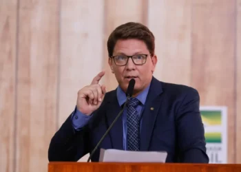 Dino proíbe Mario Frias de sair do Brasil sem autorização