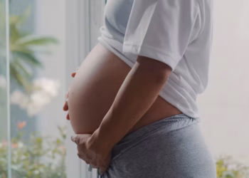 Baixa vacinação contra gripe e covid expõe gestantes a riscos evitáveis
