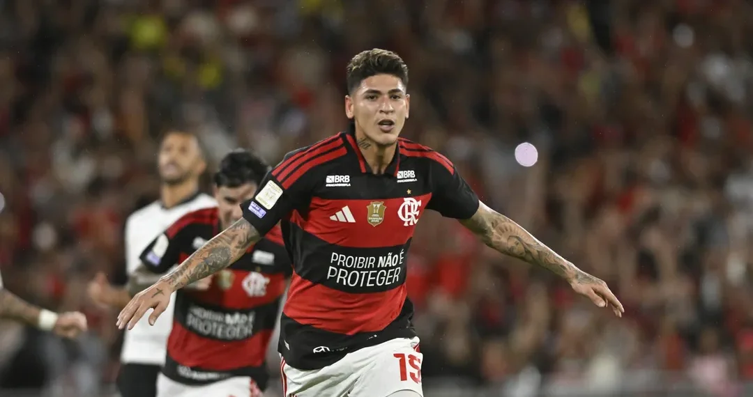 Flamengo vence Atlético-MG com gol nos acréscimos e mantém liderança do Brasileirão