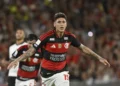 Flamengo vence Atlético-MG com gol nos acréscimos e mantém liderança do Brasileirão
