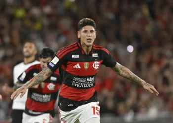 Flamengo vence Atlético-MG com gol nos acréscimos e mantém liderança do Brasileirão
