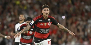 Flamengo vence Atlético-MG com gol nos acréscimos e mantém liderança do Brasileirão