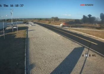 Vídeo mostra caminhão em chamas entrando em posto de combustíveis no RN