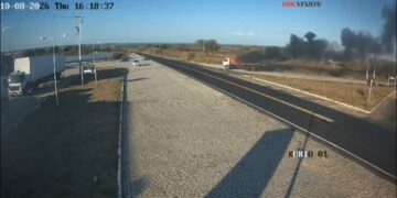 Vídeo mostra caminhão em chamas entrando em posto de combustíveis no RN