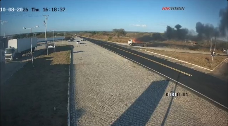 Vídeo mostra caminhão em chamas entrando em posto de combustíveis no RN