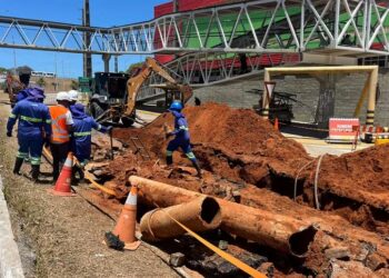 Vazamento interdita marginal da BR-101 e afeta abastecimento em Capim Macio, em Natal