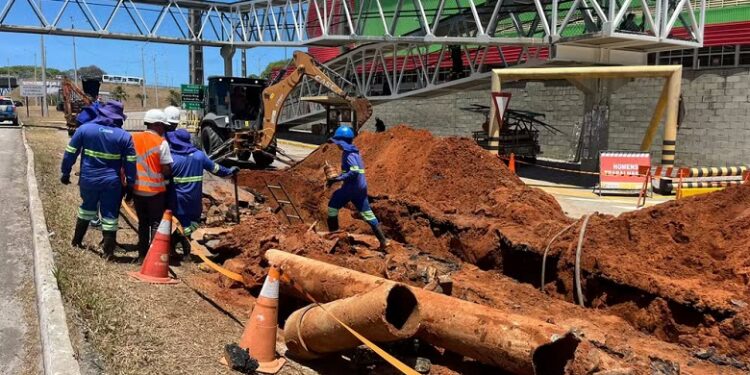 Vazamento interdita marginal da BR-101 e afeta abastecimento em Capim Macio, em Natal