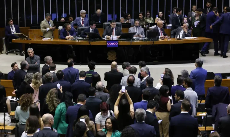 Alcolumbre marca votação da PEC pelo fim da 6×1 para quarta-feira (14)