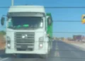 Denúncia: caminhão sem placas transporta resíduos de camarão espalhando forte mau cheiro no interior do RN