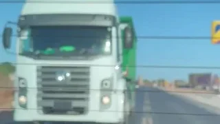 Denúncia: caminhão sem placas transporta resíduos de camarão espalhando forte mau cheiro no interior do RN