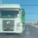 Denúncia: caminhão sem placas transporta resíduos de camarão espalhando forte mau cheiro no interior do RN