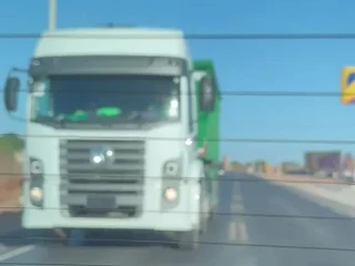 Denúncia: caminhão sem placas transporta resíduos de camarão espalhando forte mau cheiro no interior do RN